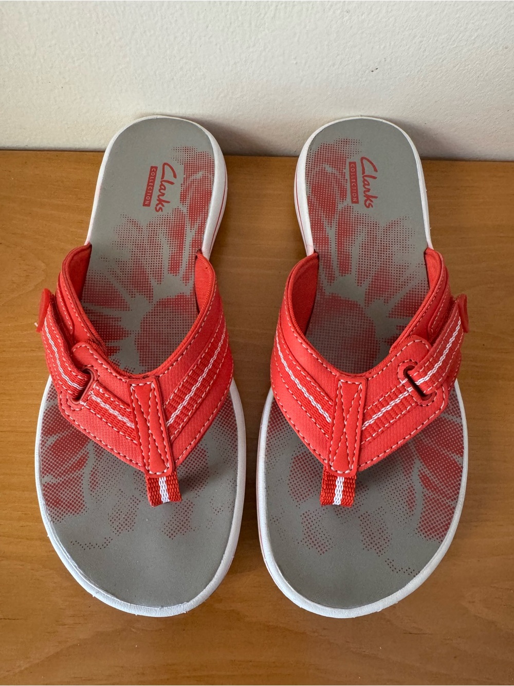Clarks Coral Colored Thong Sandals - Size 7 - Picture 3 of 9